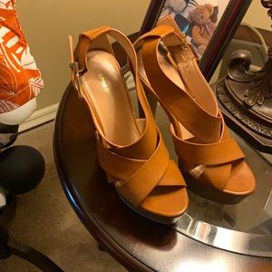 Beautiful strappy sandal Sz 7. Never worn before